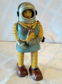 1950's SPACE TROOPER ASTRONAUT WALKING ROBOT- WIND-UP- HAJI- JAPAN-6.5 TIN TOY