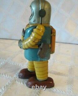 1950's SPACE TROOPER ASTRONAUT WALKING ROBOT- WIND-UP- HAJI- JAPAN-6.5 TIN TOY