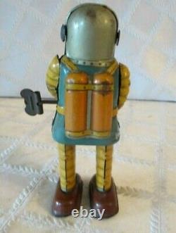 1950's SPACE TROOPER ASTRONAUT WALKING ROBOT- WIND-UP- HAJI- JAPAN-6.5 TIN TOY