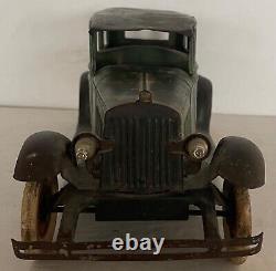 Kingsbury Toys Pressed Steel 1932 Sedan 446 Car Clockwork Wind Up