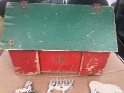 Rare American Crayon Co Educational Playthings Farm Wood Barn & 11 Animals c1920