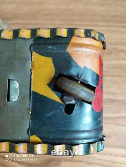 Rare vintage wind-up battle tank tin toy of 50's made in Japan (Working order)