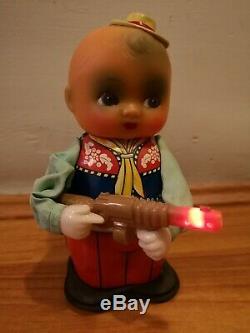 Red China Vintage Tin Wind up Battery Toy. Shooting Boy. MS 576