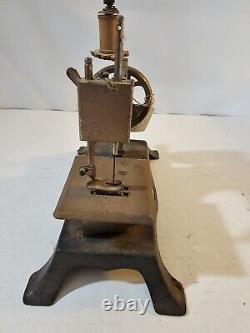 Toy sewing machine