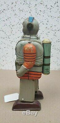 VINTAGE TN JAPAN TIN TOY ASTRONAUT WIND UP 7 3/4 TALL ROBOT with SPACE GUN