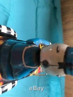 Vintage Donald Duck Tin Wind Up Toy Made In Japan