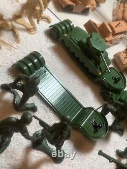 Vintage Toys, TRIANG MINIC PUSH AND GO ARMY PRESENTATION SET